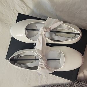 Kenneth Cole White Patent Rose Tie